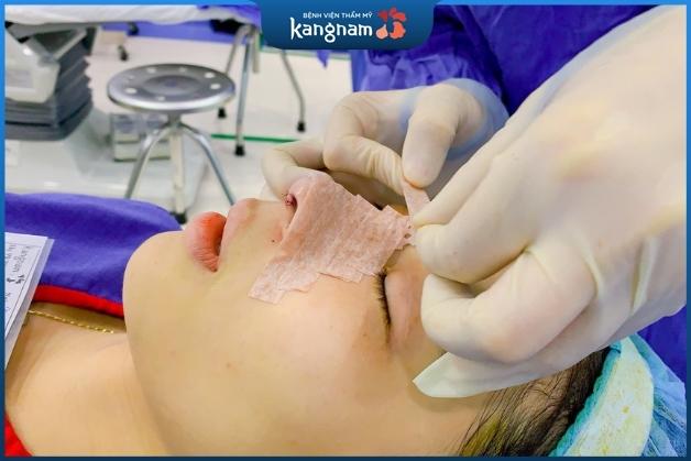 Bác sỹ khâu vết thương sát chân vùng trụ mũi