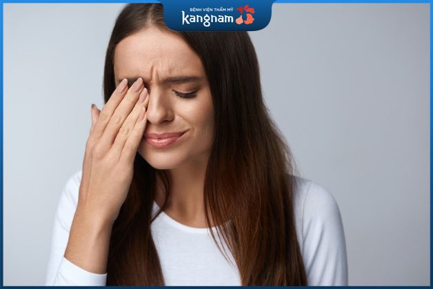 Hạn chế đưa tay chưa vệ sinh dụi lên mắt