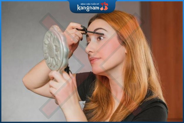 Hạn chế trang điểm vùng mí mắt trong 1 tuần