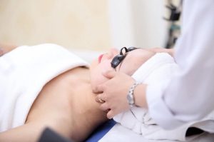 Làm thế nào để tránh tổn thương khi xóa xăm mí mắt?