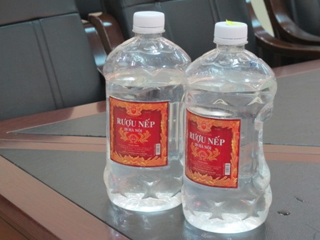 Những chai rượu trắng chính là nguyên liệu xóa xăm rất công hiệu cach-xoa-hinh-xam-dan