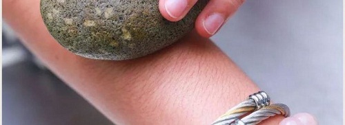 Đá kì tiếp xúc trực tiếp với hình xăm dán và loại bỏ chúng dễ dàng xoa hinh xam dan bang da ki