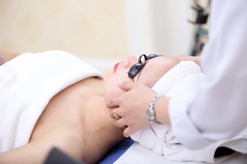 Cần bảo vệ mắt khi xóa xăm bằng Laser Toning Plus