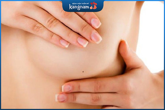 Nốt ruồi dưới bầu ngực là người có công danh mở rộng