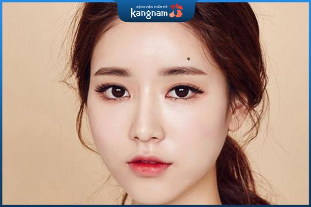 Phụ nữ sở hữu nốt ruồi trên lông mày thường là người mạnh mẽ