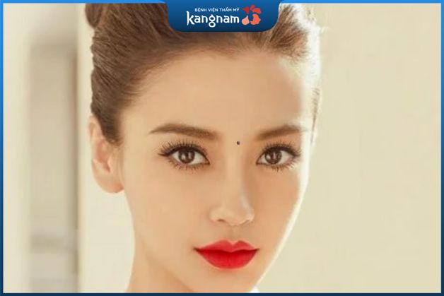 Nốt ruồi ở người phụ nữ nằm ở ấn đường chính là nốt ruồi đại phú quý