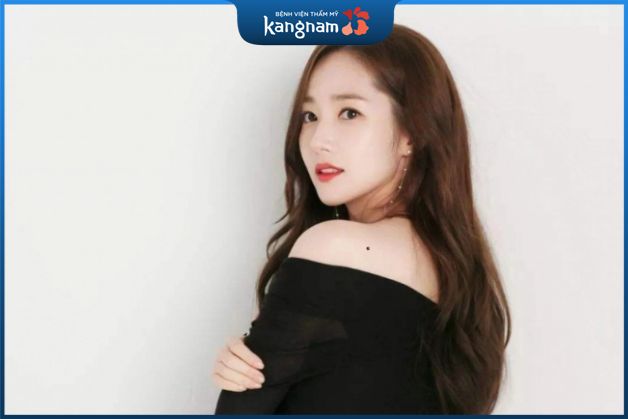 Những người phụ nữ có nốt ruồi ở bả vai thường là người chăm chỉ