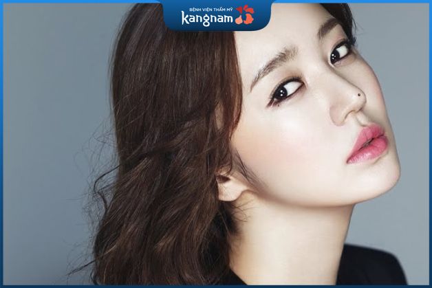 nếu nữ giới xuất hiện thêm nốt ruồi mọc ở đầu mũi thì lại vô cùng may mắn