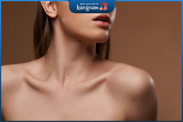 Nốt ruồi ở hõm cổ có tính cách cởi mở, năng động