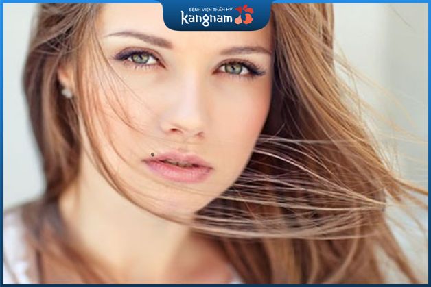 Nốt ruồi ở mép miệng