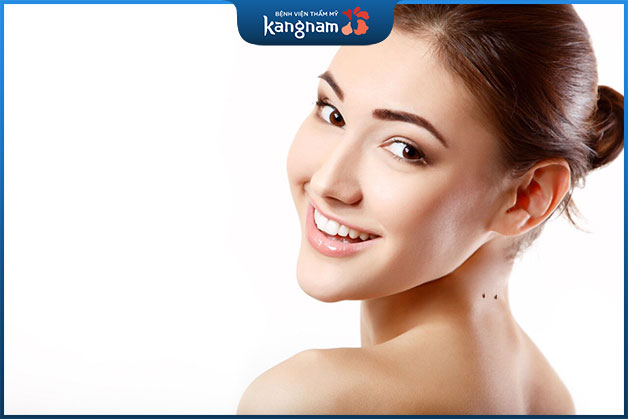 Nốt ruồi song song mọc ở cổ phụ nữ