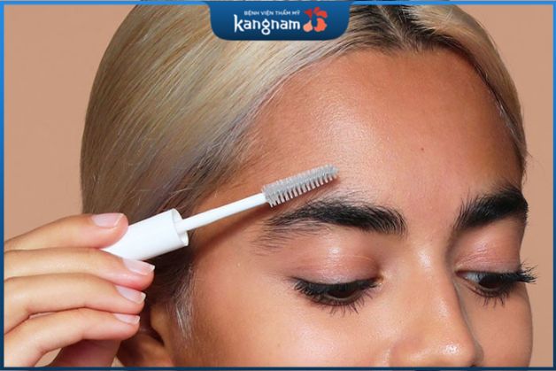 Việc cắt tỉa lông mày gọn gàng giúp gương mặt trở nên sạch sẽ và nét hơn rất nhiều