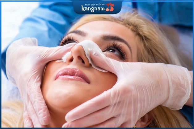 Sử dụng các loại thuốc giảm sưng, giảm đau đúng liều lượng theo chỉ dẫn từ bác sĩ