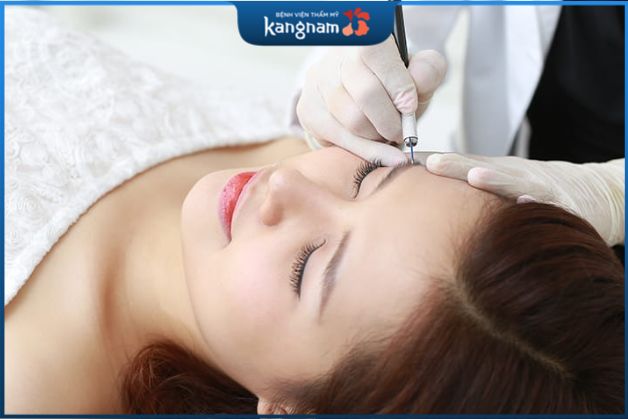 Chị em không nên điêu khắc lông mày khi mang thai