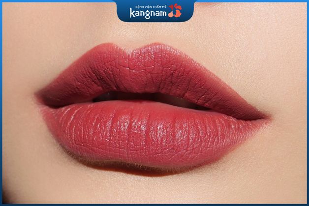 Môi đỏ hồng đậm sau khi phun lên màu nhạt hơn ban đầu