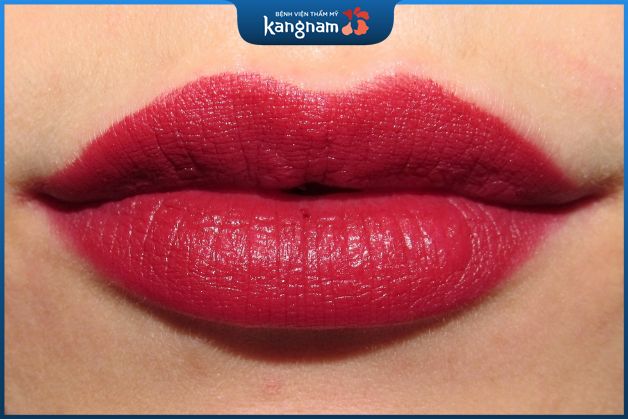 Màu môi đỏ hồng hợp với khá nhiều chị em