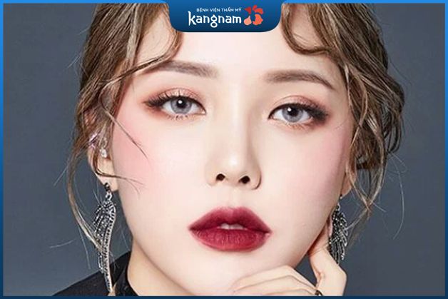 Phun môi collagen màu đỏ rượu vang