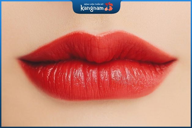 Phun môi collagen màu đỏ tươi