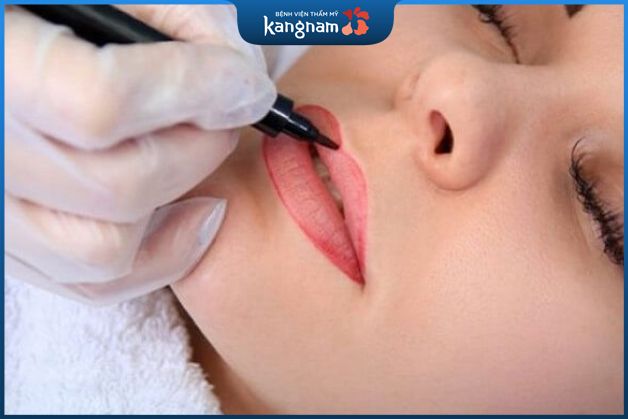 Phun dặm môi giúp đôi môi đều màu và tươi tắn