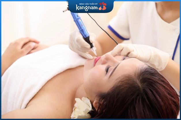 Phun dặm môi làm tăng tính thẩm mỹ cho đôi môi