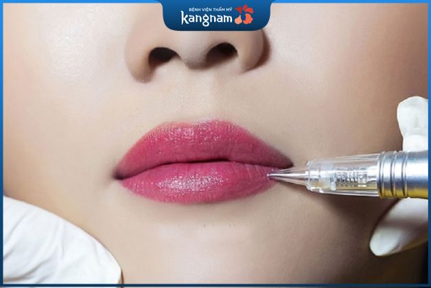 Phun môi nhiều lần có sao không