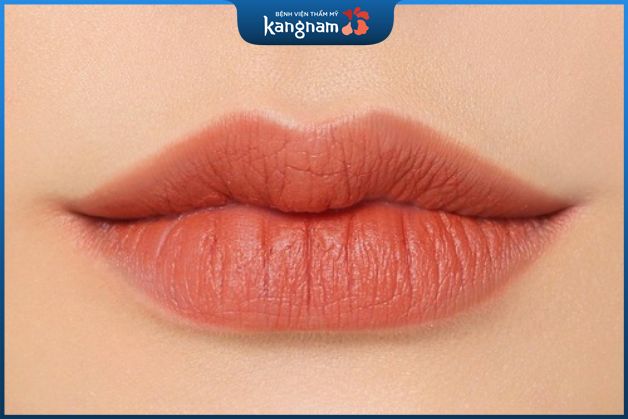 Môi màu cam đất