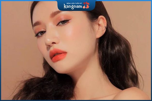 Phun môi màu cam san hô