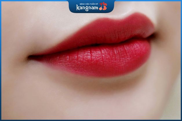 Phun xăm môi màu đỏ hồng