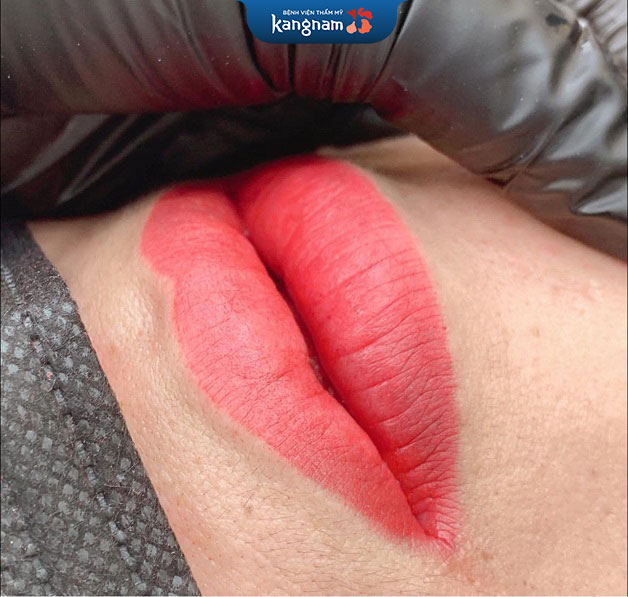 Môi bóng mượt và đều màu ngay sau khi phun, không sưng tấy