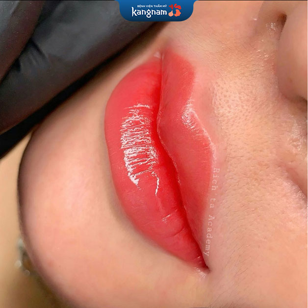 Môi cam đào tự nhiên được các kỹ thuật viên thực hiện mềm mại