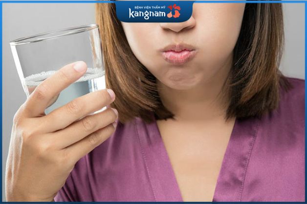 Thời gian đầu sau khi cắt nướu, bạn nên dùng nước súc miệng diệt khuẩn