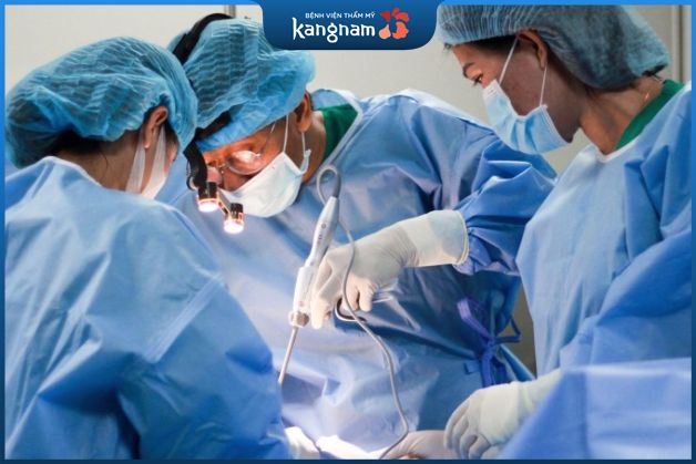 Loại bỏ mỡ và mô tuyến vú dư thừa để làm phẳng ngực