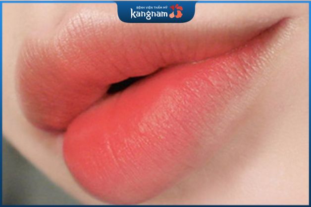 Ảnh môi màu cam đào sau bong