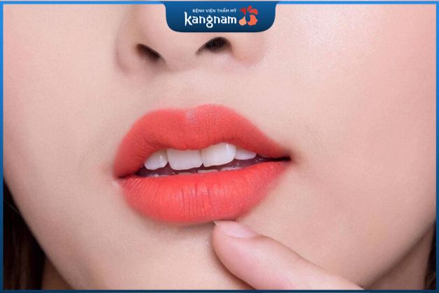 Ảnh môi màu cam đào sau bong