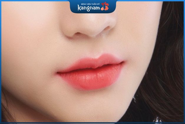 Ảnh môi màu cam đào sau bong