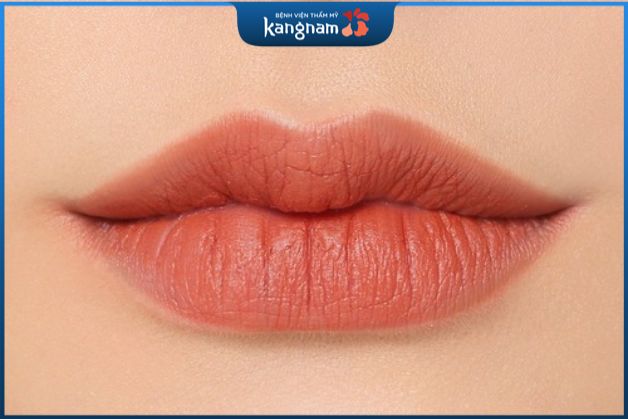 Ảnh môi màu cam đào sau bong