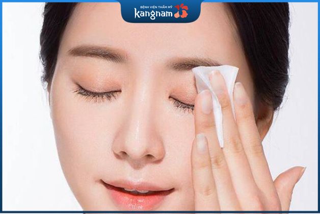 Tránh rửa mặt và trang điểm trong 2 - 3 ngày đầu sau khi phun mí