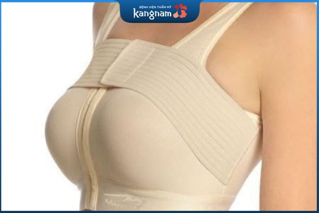 Đeo áo định hình chuyên dụng để hỗ trợ ngực sau khi phẫu thuật