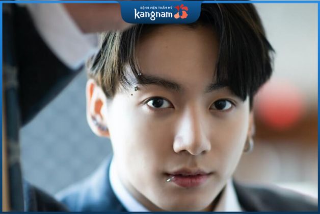 Nốt ruồi mọc dưới cung lông mày thể hiện người sở hữu sẽ gặp nhiều khó khăn