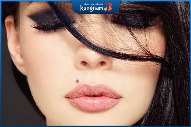 Nốt ruồi ở dưới mũi