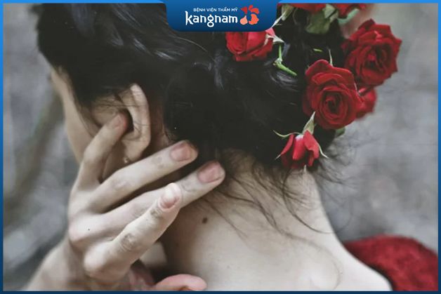 Nốt ruồi mọc sau gáy