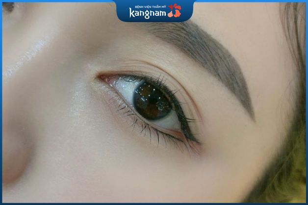 Phun mí dưới giúp đôi mắt sắc nét và có điểm nhấn