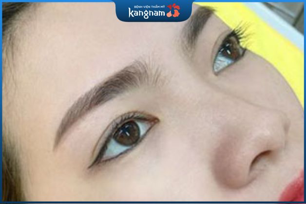 Phun mí mắt dưới tôn lên các đường nét khác trên gương mặt