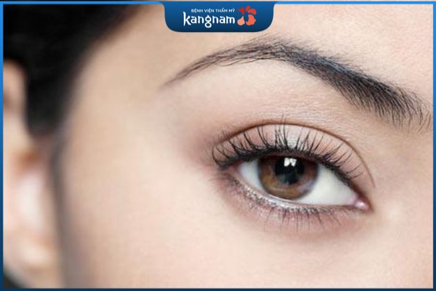 Phun mí dưới tạo hiệu ứng đôi mắt sâu và to tròn hơn