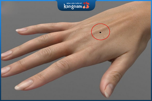 Phụ nữ có nốt ruồi ở tay trái rất chu đáo