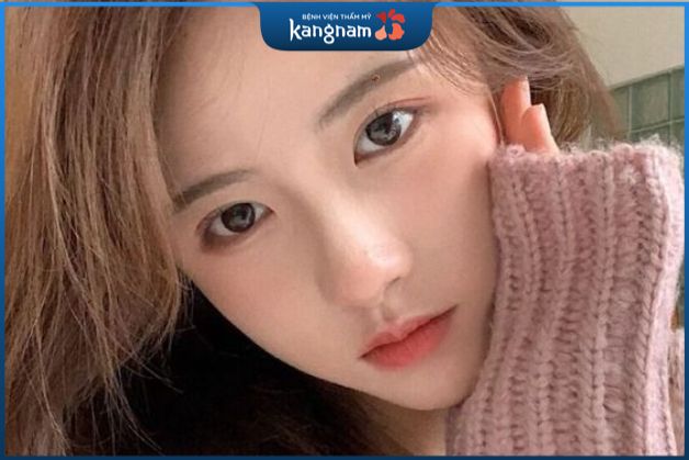 Nếu bạn có một nốt ruồi nằm trong lông mày, thì có thể gọi đó là "ngọc ẩn trong mây"