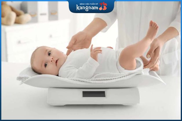 Trẻ bị dính thắng lưỡi khó tăng cân hơn bình thường