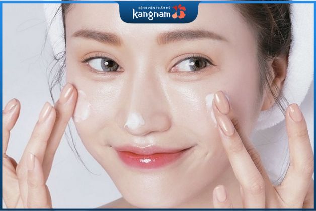 Trước khi massage, bạn nên tẩy trang và rửa mặt thật sạch