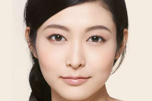 Dáng mày trăng non có hình dạng gần giống như trăng non vừa mới nhú lên