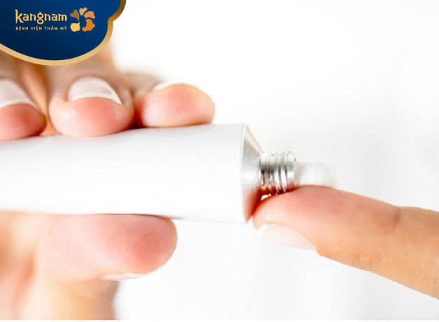 Sử dụng thuốc bôi điều trị mụn ở mông